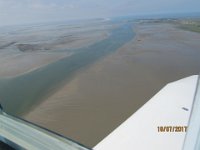 Nordsee 2017 (235)  Nach dem Start von Norderney im Querabflug mit Blick aufs Wattenmehr mit ausgebaggerten Fahrrinnen, rechts noch Norderney